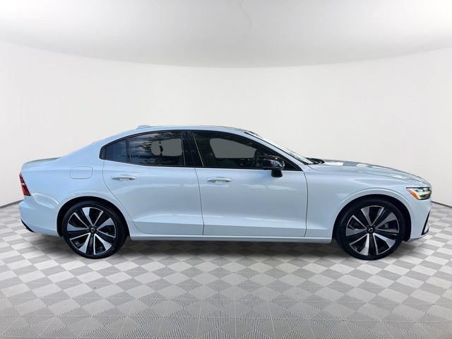 Used 2022 Volvo S60 B5 Momentum w/ Climate Package FWD image 4