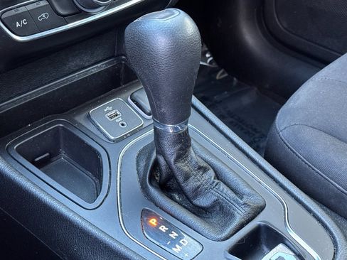 Used 2019 Jeep Cherokee Latitude w/ Popular Appearance Group image 16