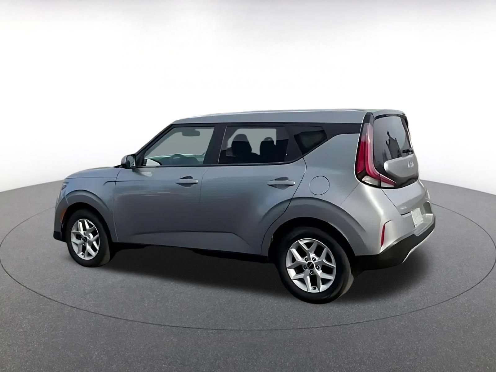 Used 2025 Kia Soul LX w/ LX Technology Package FWD image 9