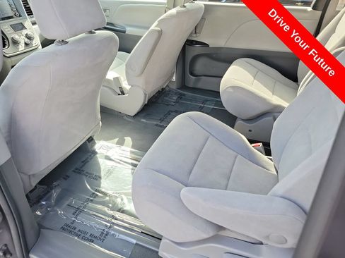 Used 2020 Toyota Sienna L w/ Carpet Mat Package FWD image 19