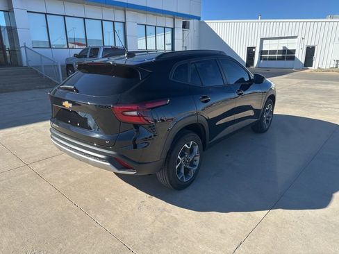 Used 2025 Chevrolet Trax LT w/ Driver Confidence Package image 28