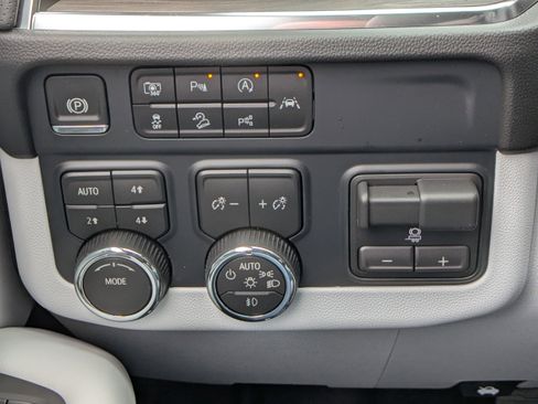New 2026 Chevrolet Suburban Premier w/ Sun And Tow Package AWD/4WD image 31