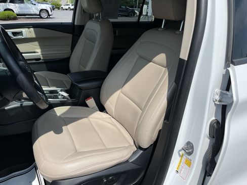 Used 2023 Ford Explorer XLT w/ Equipment Group 202A AWD/4WD image 18
