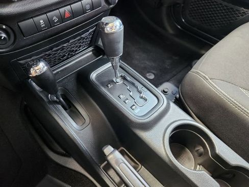 Used 2018 Jeep Wrangler Unlimited Sahara w/ Connectivity Group AWD/4WD image 18