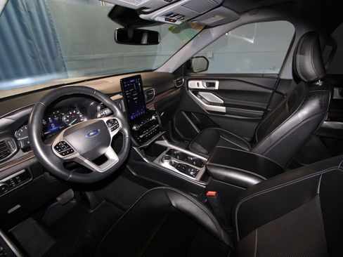 Used 2023 Ford Explorer Limited w/ Limited Technology Package image 2