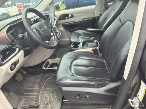 Used 2019 Chrysler Pacifica Touring-L FWD image 4