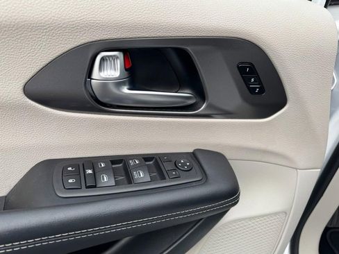 Used 2024 Chrysler Pacifica Touring-L image 16
