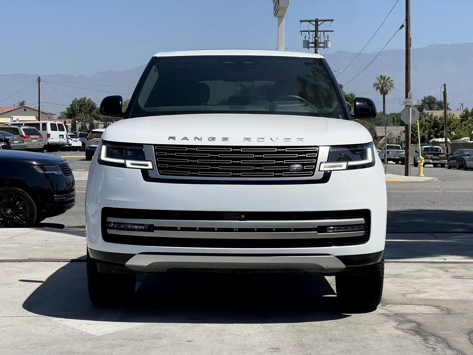 Used 2024 Land Rover Range Rover SE AWD/4WD image 3