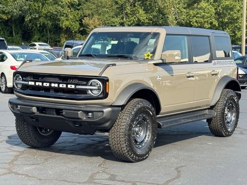 New 2025 Ford Bronco Outer Banks w/ Sasquatch Package image 2