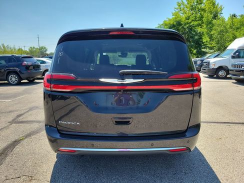 Used 2023 Chrysler Pacifica Touring-L FWD image 6