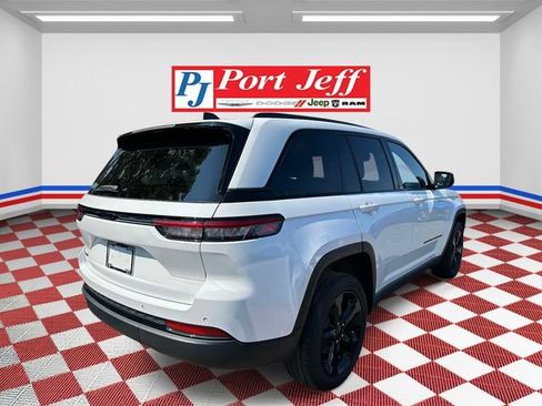Used 2023 Jeep Grand Cherokee Altitude AWD/4WD image 4