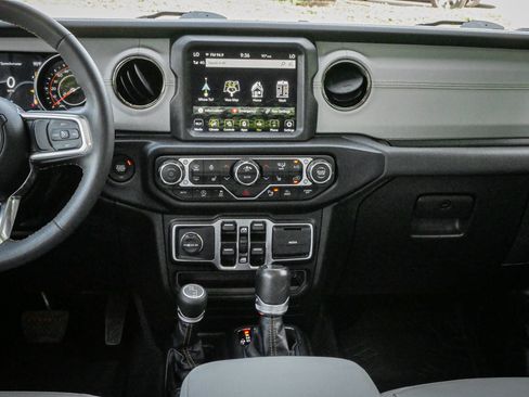 Used 2023 Jeep Gladiator Overland AWD/4WD image 30