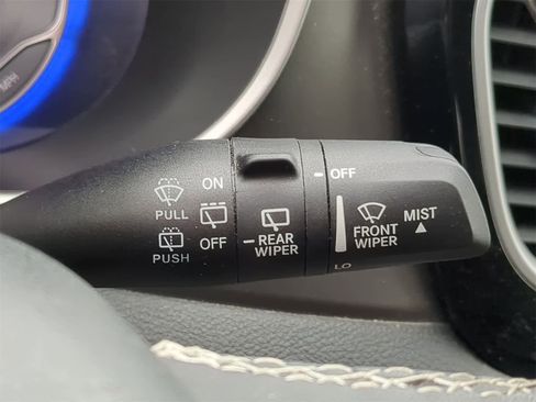 Used 2023 Chrysler Pacifica Touring-L image 25