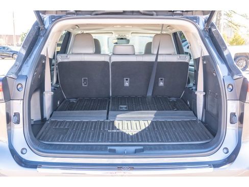 Used 2023 Toyota Highlander XLE image 16