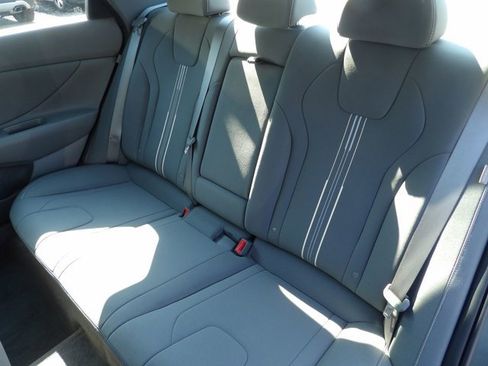 Certified 2025 Hyundai Elantra SEL FWD image 23