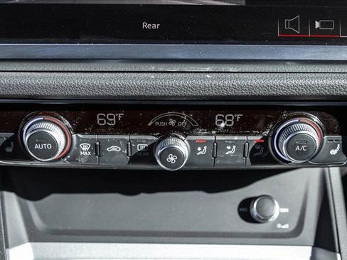 Used 2025 Audi Q3 2.0T Premium image 18