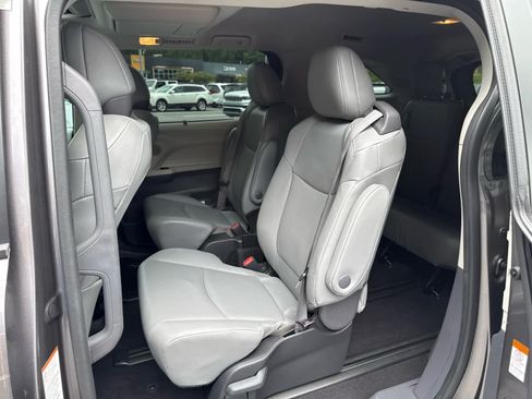Used 2024 Toyota Sienna XLE w/ XLE Plus Package FWD image 23