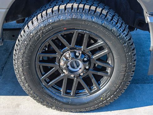 Used 2022 Ford F350 Lariat w/ Black Appearance Package image 11