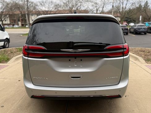 Used 2026 Chrysler Pacifica Limited image 6