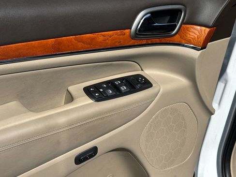 Used 2013 Jeep Grand Cherokee Overland image 18