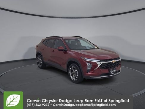Used 2025 Chevrolet Trax LT w/ LT Convenience Package FWD image 2