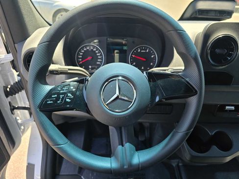 Used 2025 Mercedes-Benz Sprinter 2500 image 22