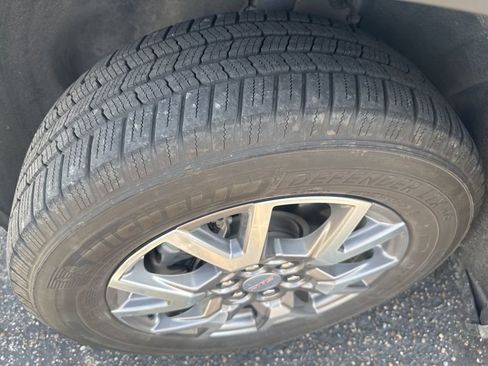 Used 2021 GMC Acadia SLT w/ Technology Package image 9