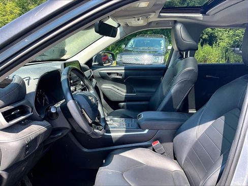 Used 2020 Toyota Highlander XLE AWD/4WD image 4
