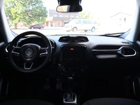 Used 2018 Jeep Renegade Latitude FWD image 16