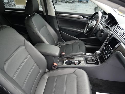 Used 2017 Volkswagen Passat 1.8T SE FWD image 18