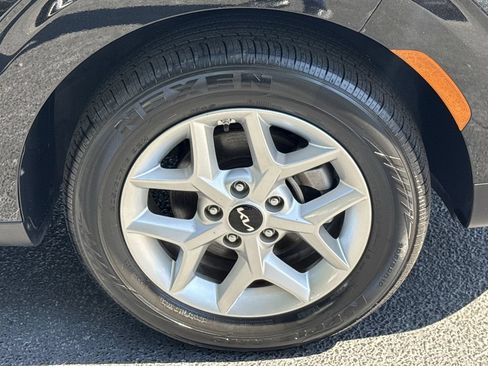 Used 2025 Kia Soul LX w/ LX Technology Package FWD image 12