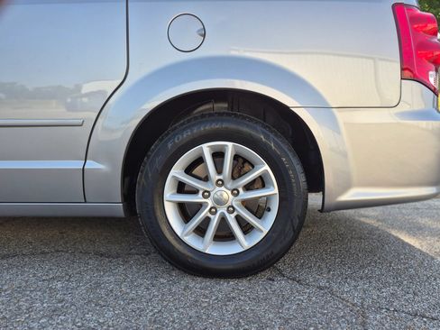 Used 2016 Dodge Grand Caravan SXT FWD image 29