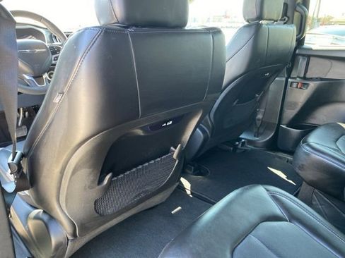 Used 2025 Chrysler Pacifica Select image 28