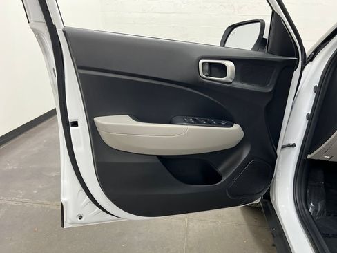 Used 2025 Hyundai Venue SEL FWD image 11