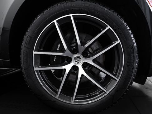 Certified 2025 Porsche Macan image 11