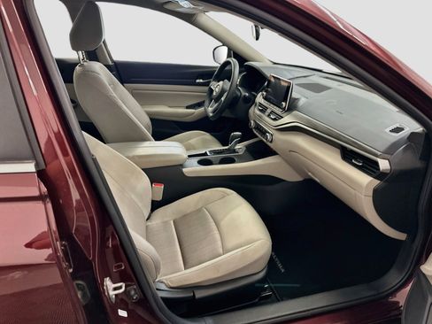 Used 2025 Nissan Altima 2.5 SV FWD image 31