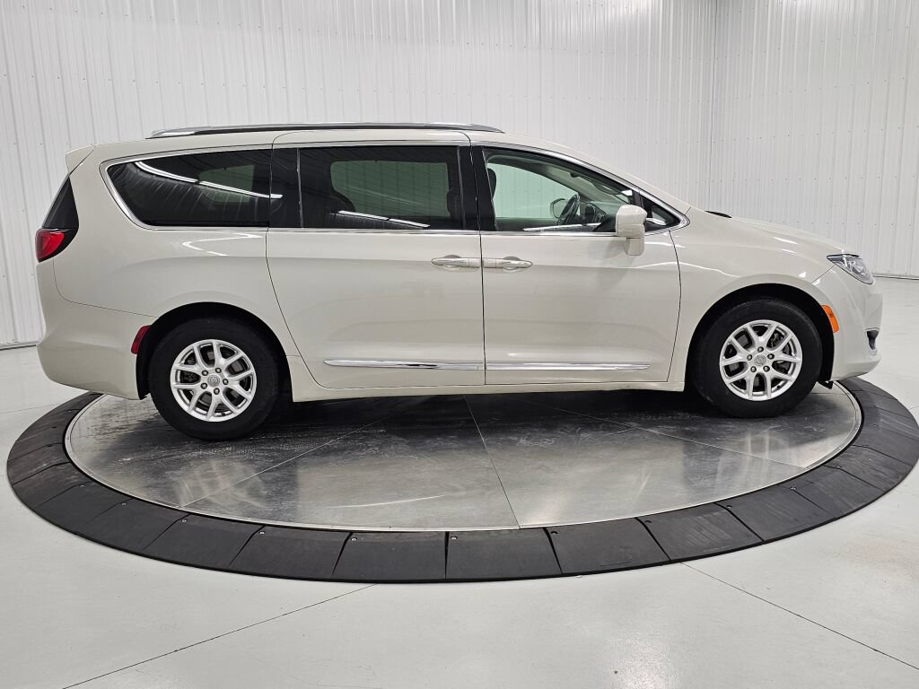 Used 2020 Chrysler Pacifica Touring-L FWD image 6