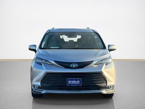 Used 2024 Toyota Sienna XLE image 2