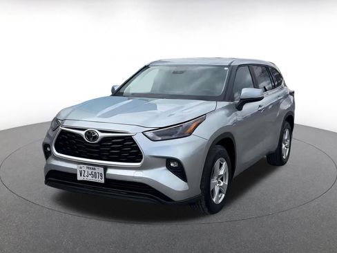 Used 2025 Toyota Highlander LE image 7