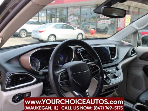Used 2018 Chrysler Pacifica Touring-L image 15