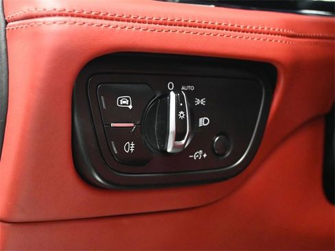 Used 2018 Bentley Bentayga image 31