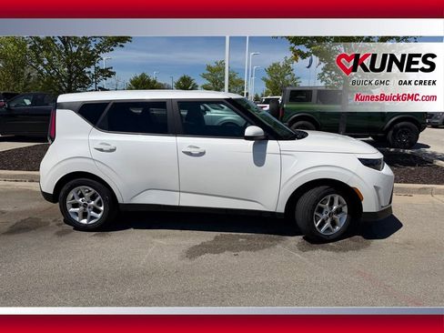 Used 2025 Kia Soul LX w/ LX Technology Package FWD image 3