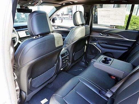 New 2026 Jeep Grand Cherokee Limited w/ Luxury Tech Group II image 23