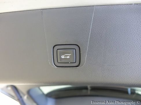 Used 2023 Chevrolet Traverse LT FWD image 23
