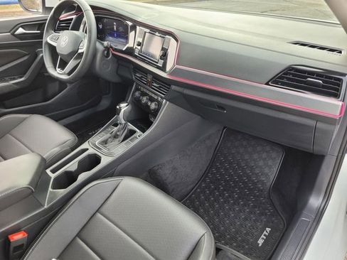 Used 2024 Volkswagen Jetta SE w/ Panoramic Sunroof Package image 8