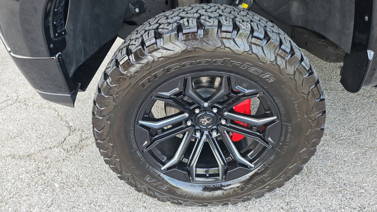 Used 2025 GMC Sierra 1500 AT4 w/ AT4 Premium Package AWD/4WD image 9