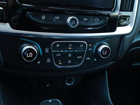 Used 2019 Chevrolet Traverse LT FWD image 18