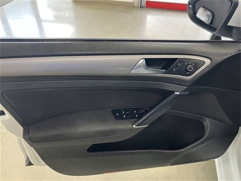 Used 2016 Volkswagen e-Golf SE w/ DC Fast Charging Package image 9