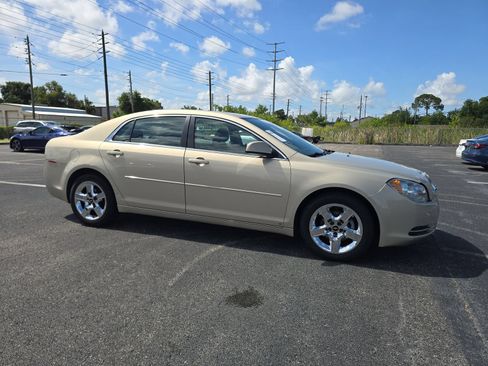 Used 2010 Chevrolet Malibu LT FWD image 2