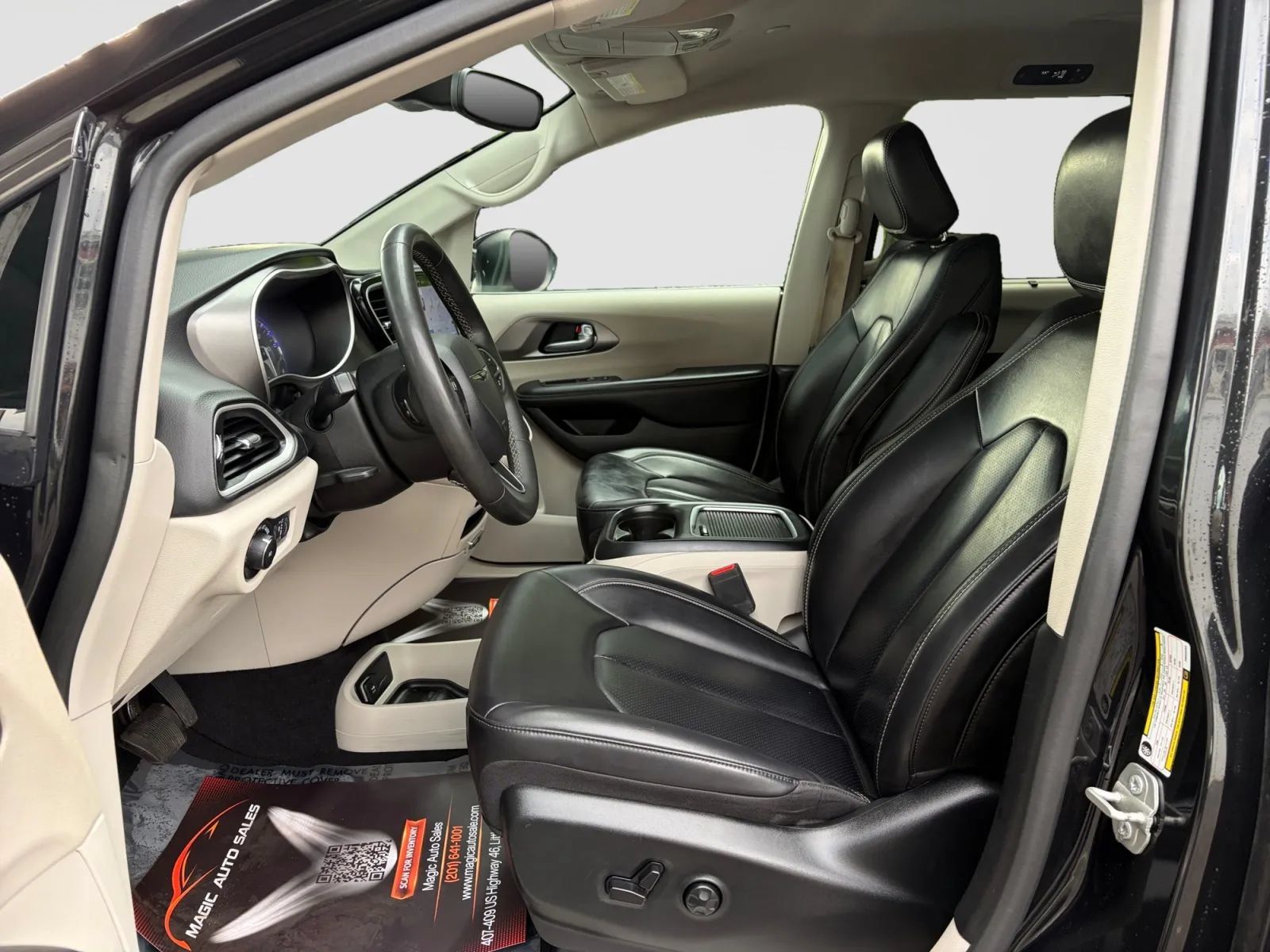 Used 2023 Chrysler Pacifica Touring-L FWD image 12